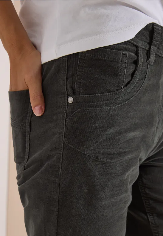 Hand in der vorderen Tasche einer anthrazitfarbenen Cordhose