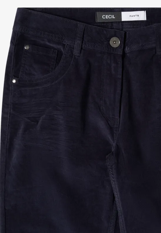 Dunkelblaue Cordhose mit Taschen und Knopfverschluss, leicht angerautes Material.
