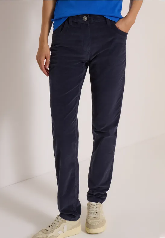 Dunkelblaue Cordhose mit geradem Schnitt, kombiniert mit hellen Sneakern.