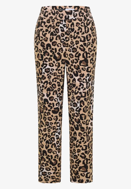 Beige Stoffhose mit schwarzem Leopardenmuster.