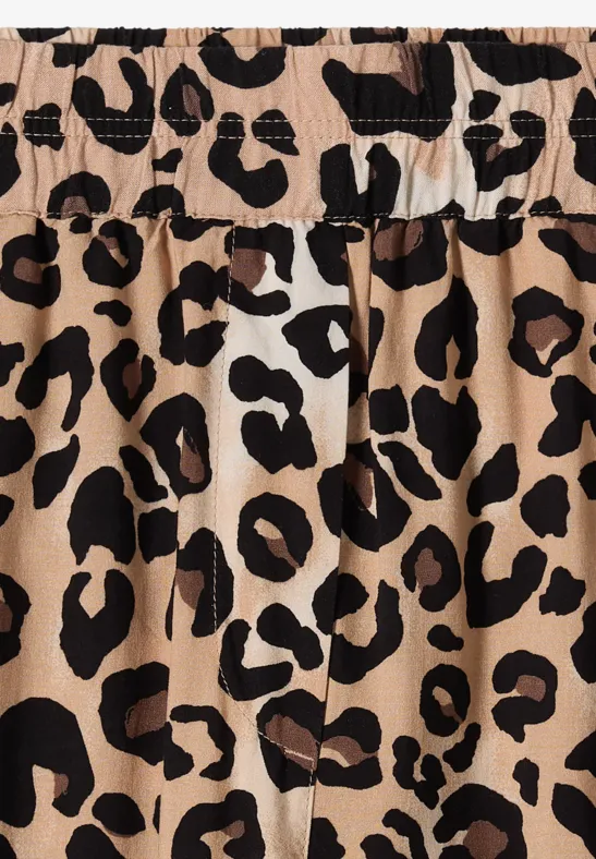Nahaufnahme eines beige-schwarzen Leopardenmusters auf Stoff.