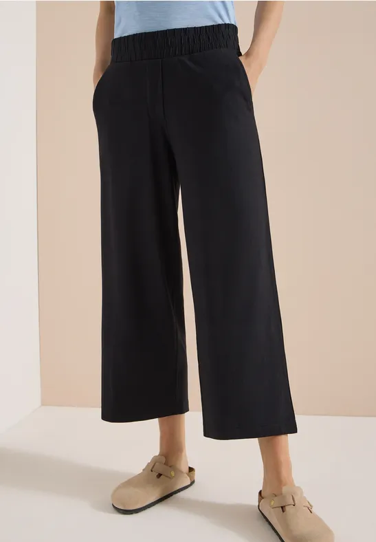 Schwarze, weite Culotte-Hose mit elastischem Bund und seitlichen Taschen.