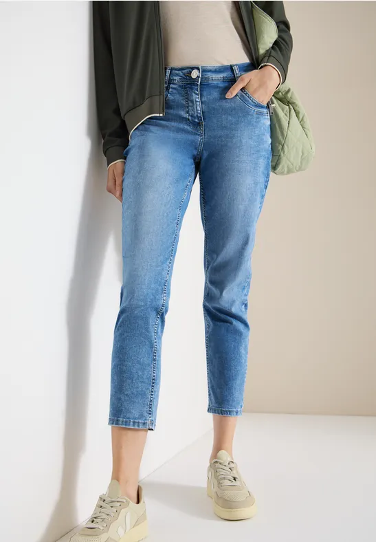 Mid Waist Slim Legs jeans in casual fit light blue washed