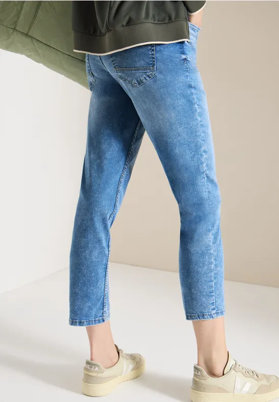 Mid Waist Slim Legs jeans in casual fit light blue washed