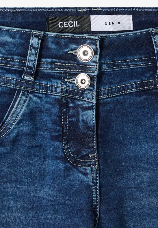 Detailaufnahme einer blauen Jeanshose mit doppeltem Knopfverschluss und Eingrifftasche, Markenlabel 'CECIL'.
