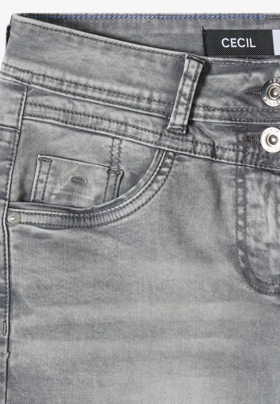 Close-up van een grijze denimjeans van CECIL met zakken en knopen.