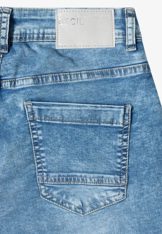 Hinteransicht einer blauen Jeans mit aufgesetzter Gesäßtasche und Gürtelriemenschlaufen.