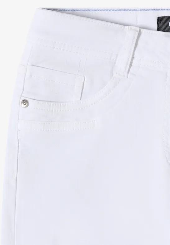 Weiße Jeanshose mit sichtbaren Nähten, Gürtelschlaufen und Fronttaschen.