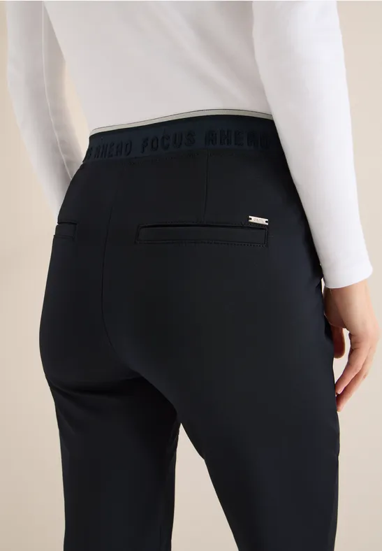 Hose im Causal Fit universal blue