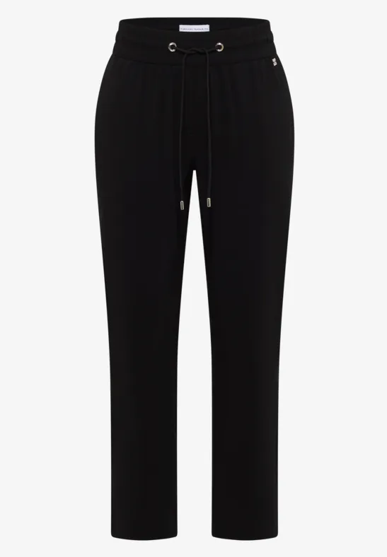 Zwarte stofbroek met rechte pasvorm, elastische taille en subtiele riemlussen.