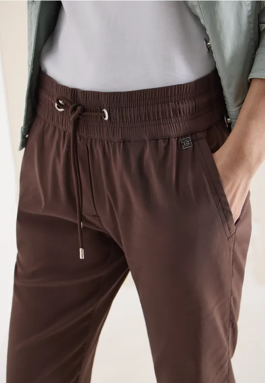 Spodnie z wąskimi nogawkami Mid Waist w stylu Casual Fit. brown cacao
