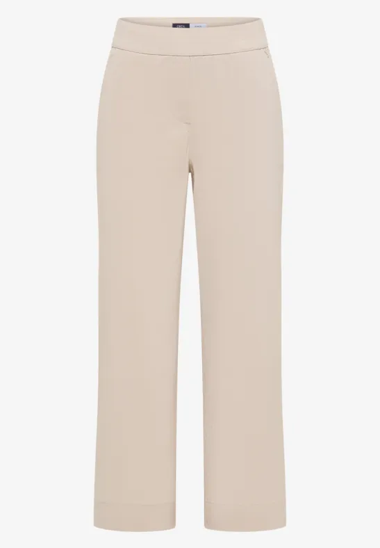 Beige, wijdvallende broek met hoge taille van licht materiaal.