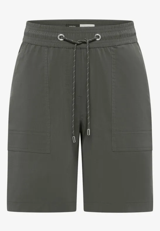 Casual olijfgroene short met elastische taille, trekkoord en opgestikte zakken.