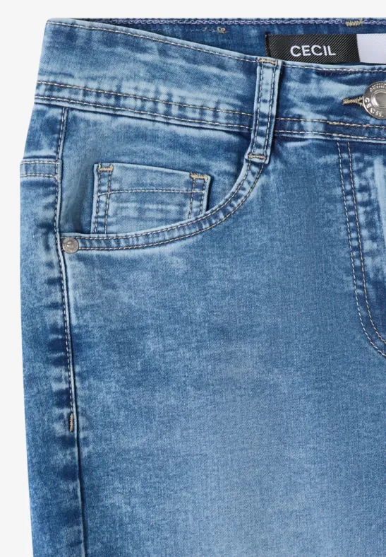 Blauer Jeansstoff mit sichtbarer Tasche, Münztasche, Gürtelschlaufe und Knopfverschluss.