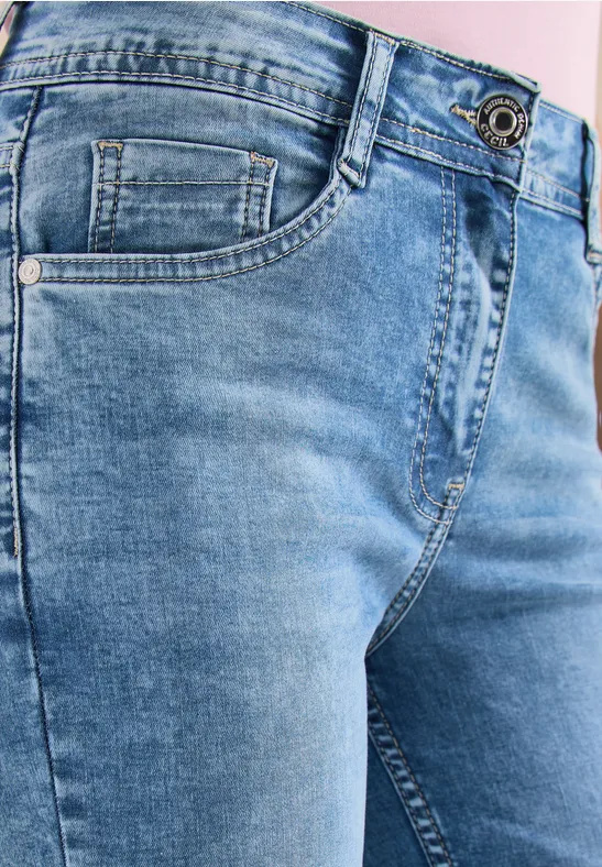 Nahaufnahme der Taille und Oberschenkel in hellblauen Jeans mit Tasche und Gürtelschlaufen.