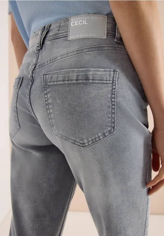 Nahaufnahme eines Hinterteils in grauen, leicht verwaschenen CECIL-Jeans.