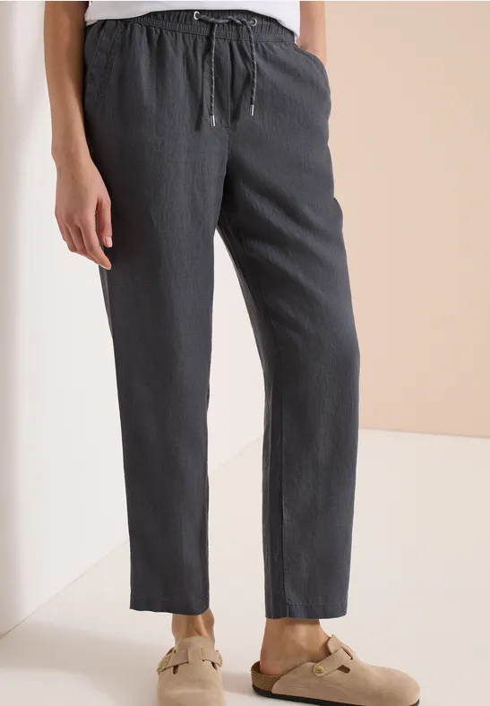 Dunkelgraue Leinenhose mit Kordelzug, seitlichen Taschen und geradem Beinabschluss bis zum Knöchel.