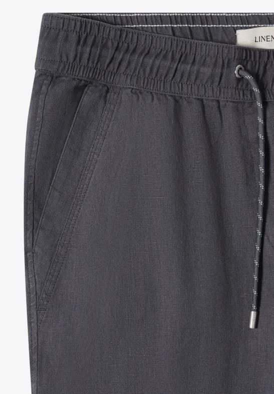 Dunkelgraue Jogginghose mit elastischem Bund, Kordelzug und seitlichen Taschen.