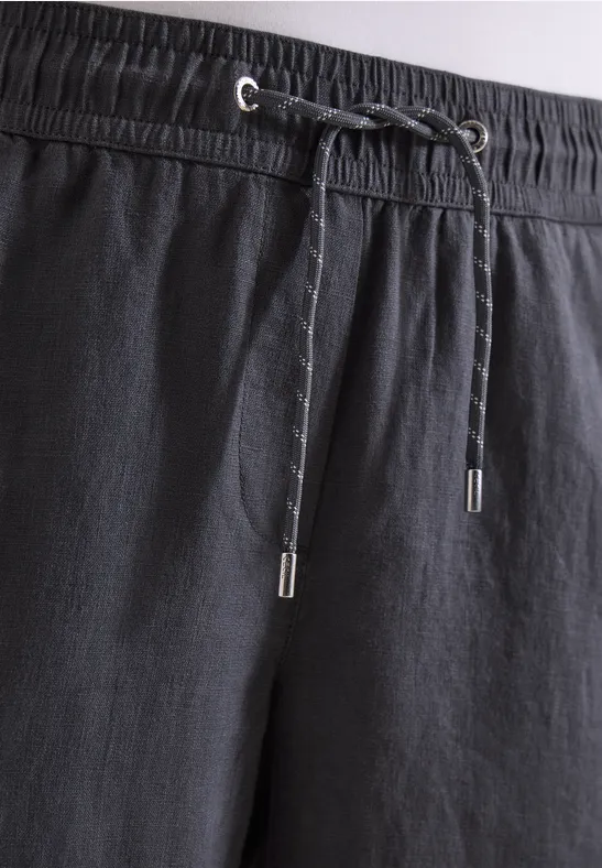 Schwarze Hose mit elastischem Bund und Tunnelzug, feine Struktur, silberne Kordelenden.