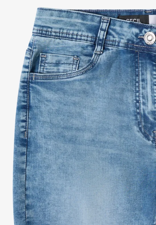 Nahaufnahme eines blauen Jeanshosenbunds mit Tasche, Gürtelschlaufen und Knopf.