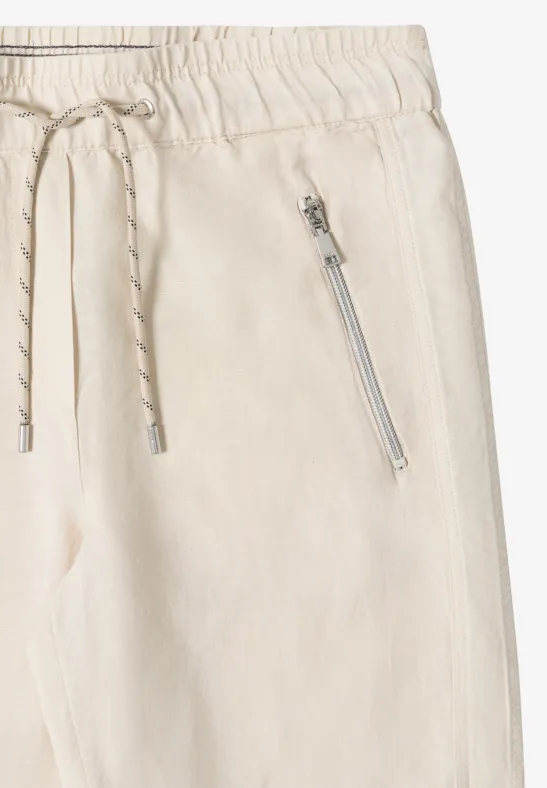 Helle, bequeme Stoffhose mit Elastikbund, Kordelzug und seitlicher Reißverschlusstasche.