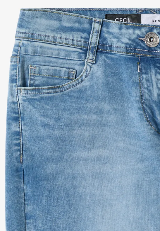 Nahaufnahme einer hellblauen Jeans mit Münztasche und Knopfverschluss am Bund.