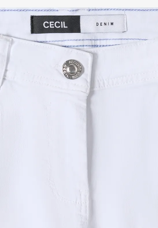 Nahaufnahme einer weißen Denim-Hose mit Metallknopf und Markenlabel 'Cecil Denim'.