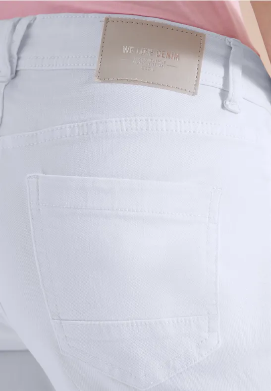 Weiße Jeans mit hoher Taille und sichtbarer Gesäßtasche samt Lederetikett am Bund