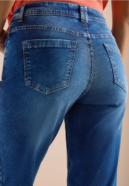 Rückansicht einer Person in blauen Jeans.