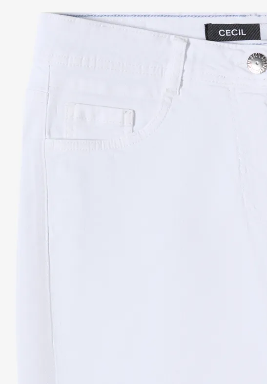 Close-up van de taille van een witte damesjeans met zakken, metalen knoop en Cecil-label.