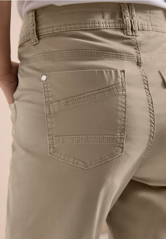 Achteraanzicht van een persoon in beige broek, close-up van de achterzak.