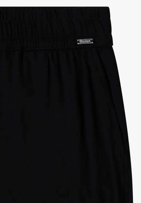 Schwarze, elastische Bundhose oder Shorts mit seitlicher Tasche und kleinem Markenlabel.