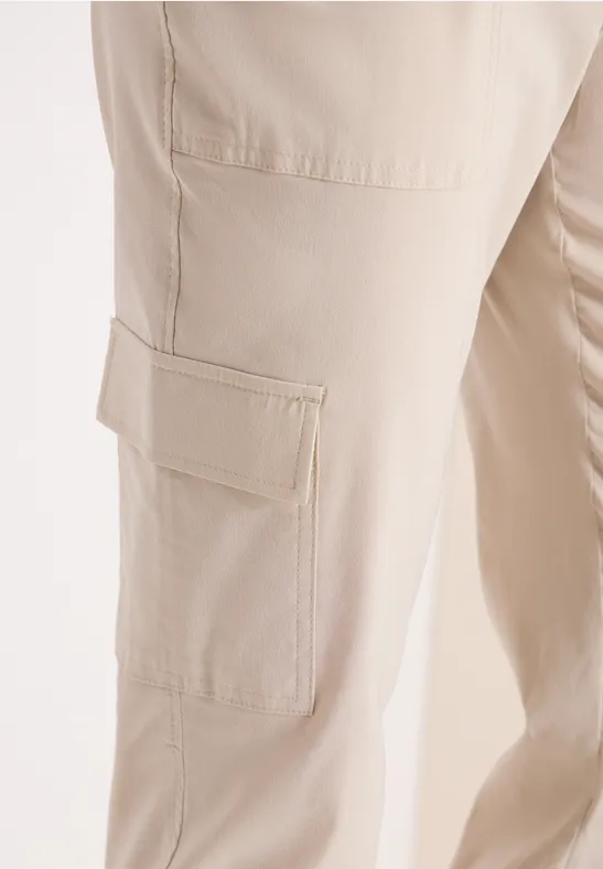 Pantalon Mid Waist Slim Leg au look cargo grain beige