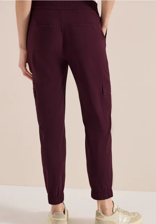 Mid Waist Slim Leg Hose im Cargo-Look grape red
