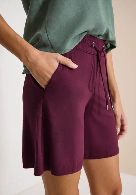 Damen-Shorts in Aubergine mit Tunnelzug und seitlichen Taschen, locker und bequem.