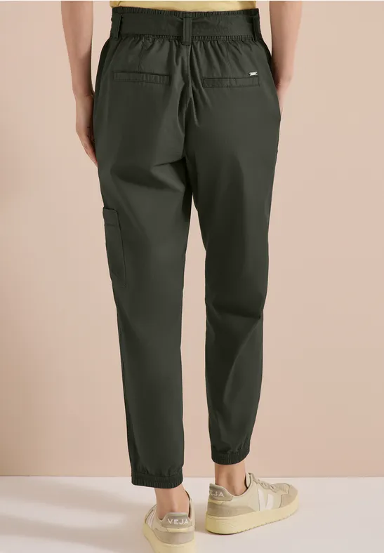 Dunkelgrüne Jogginghose mit elastischem Bund und Bündchen, Rückansicht.