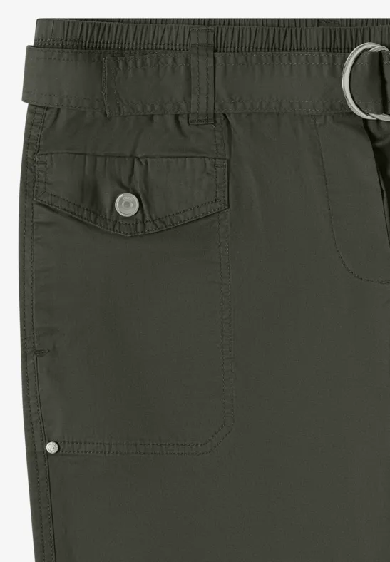 Olivegrüne Cargo-Shorts mit Gürtelschlaufen, aufgesetzter Seitentasche und Metallring