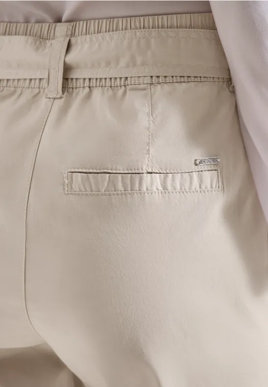 Hellbeige Hose von hinten, mit Gesäßtasche und dezenter Markenapplikation am Bund.