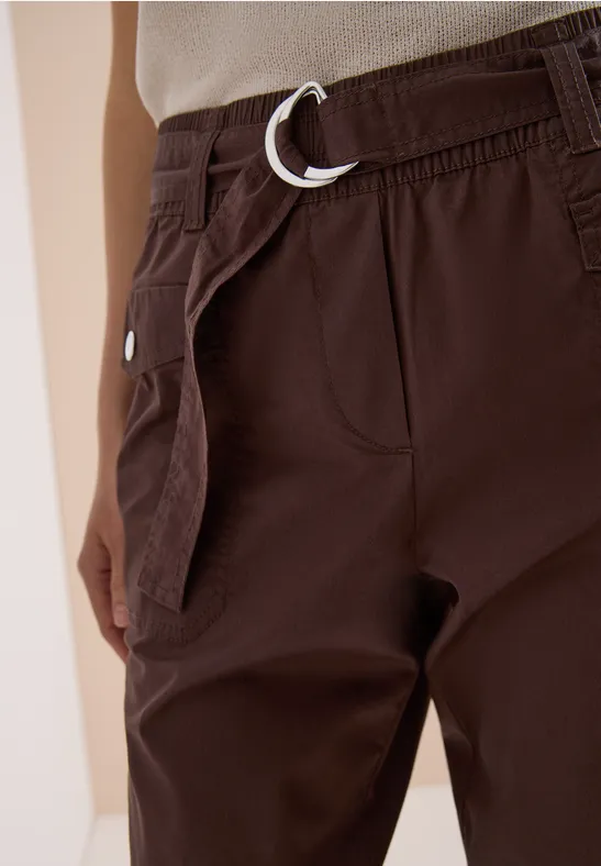 Braune Hose mit D-Ring-Bund und Seitentasche.