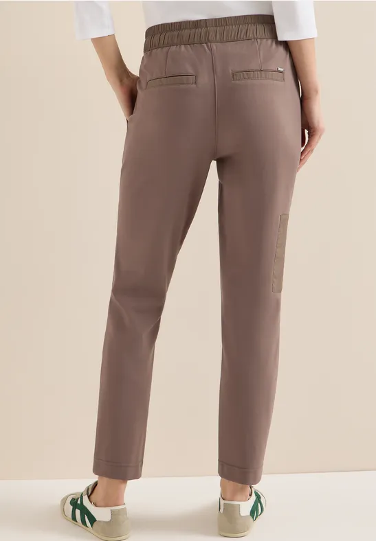 Broek met smalle pijpen coffee taupe