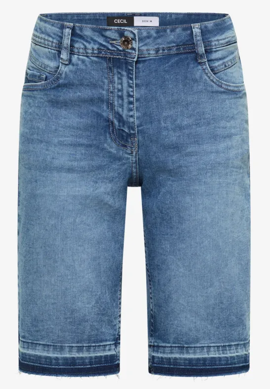 Bermuda en jean bleu avec 5 poches, longueur genou, fermeture boutonnée et passants de ceinture.