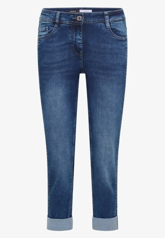 Blaue Jeans mit umgeschlagenen Beinenden, schmaler Schnitt und klassischer Five-Pocket-Form.
