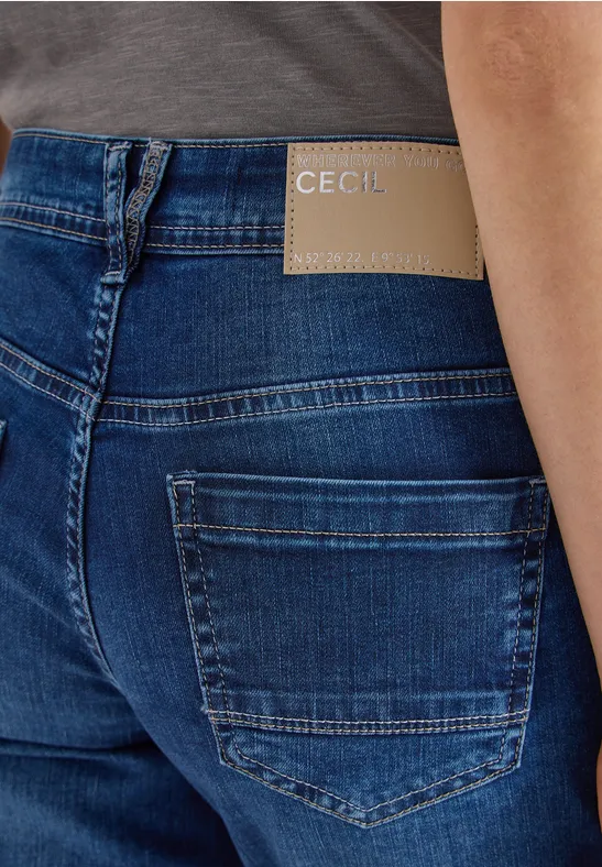 Bildausschnitt von blauen CECIL-Jeans, Rücktasche und Markenlabel sichtbar.