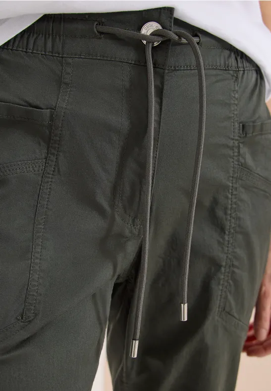 Lässige, olivgrüne Hose mit Kordelzug und seitlichen Eingrifftaschen.