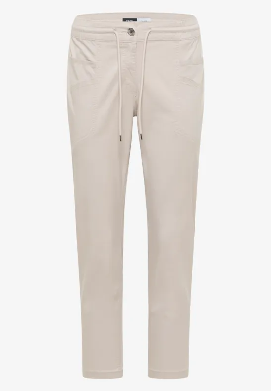 Helle beige Chinohose mit Bundfalte und Gummizug, legere Passform.