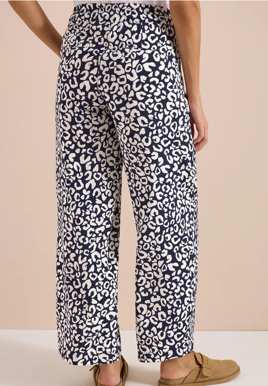 Weite, dunkelblaue Hose mit weißem Leopardenmuster.