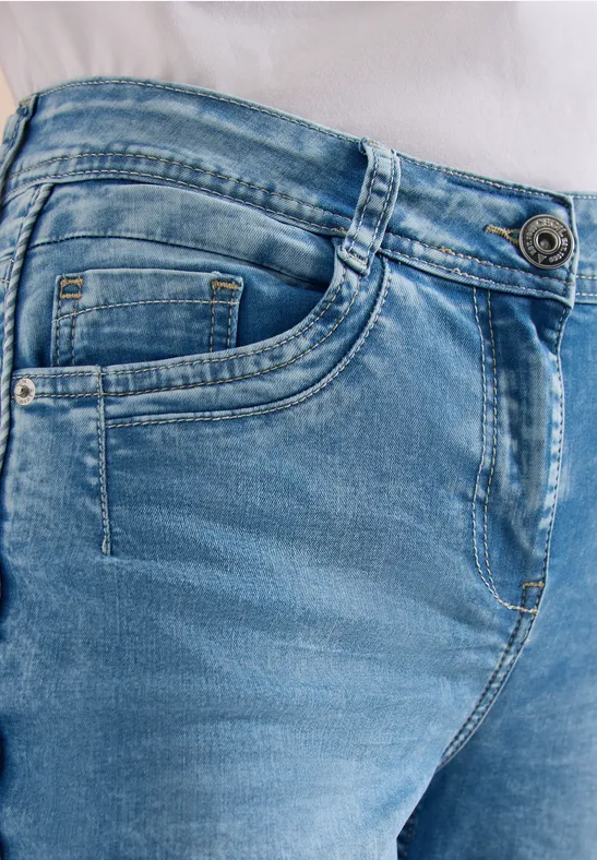 Een lichtblauwe spijkerbroek met muntzakje, voorzak en metalen knoop.