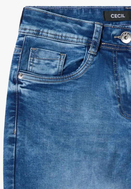 Nahaufnahme einer blauen Denim-Jeans mit Münztasche und Metallknopf.