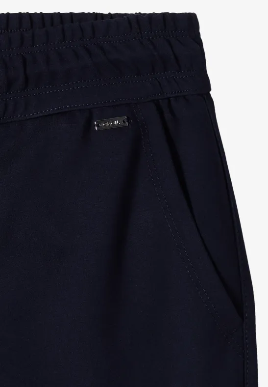 Dunkelblaue Jogginghose mit elastischem Bund und seitlicher Eingrifftasche, kleines Markenlogo.