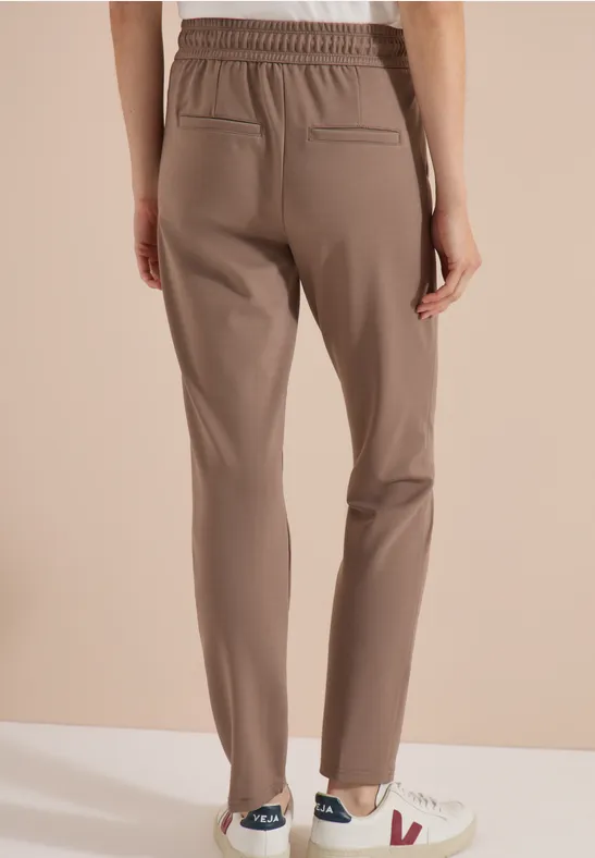 Slim-fit Stoffhose in Taupe mit elastischem Bund und angedeuteten Rückentaschen